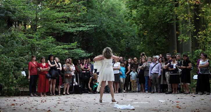 Fotografía de una performance llevada a cabo por Lucía Peiró en el Jardín Botánico (2013). Imagen cortesía de la artista.