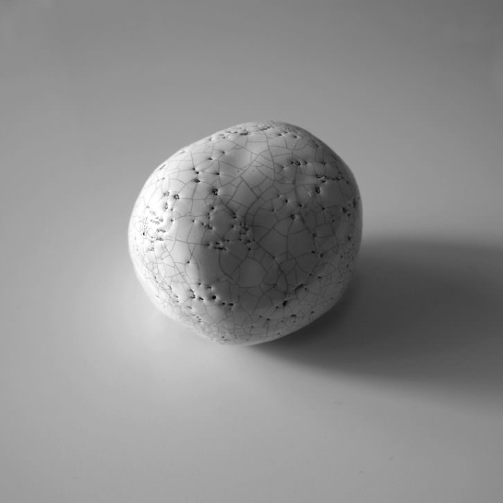 Piedras (Tierras Continuas, cerámica y tinta china) de la artista María García Ibáñez. Imagen cortesía de la AJG Gallery.