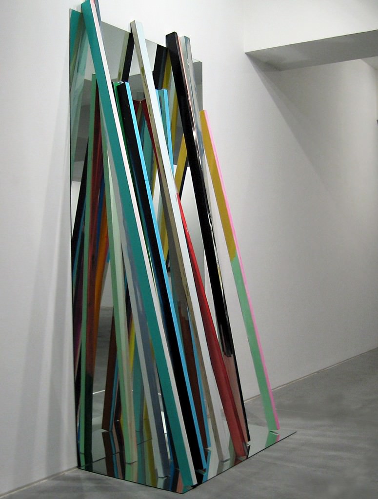 Manuel Caeiro. O enxota moscas #2, (2014. Acrílico sobre aluminio sobre espejo, 300 x 150 cm). Imagen cortesía del proyecto a3bandas. 