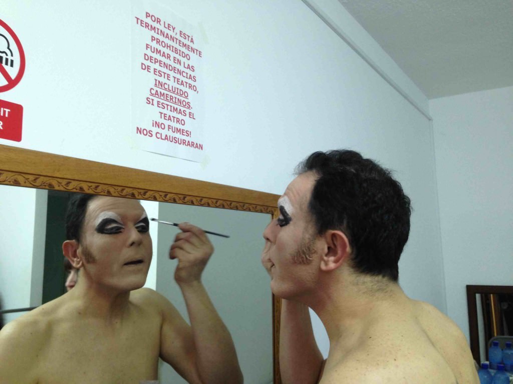 Uno de los integrantes de 'The Working Drag' en el camerino de la Sala Carolina. Foto: Alarcón y Medina.