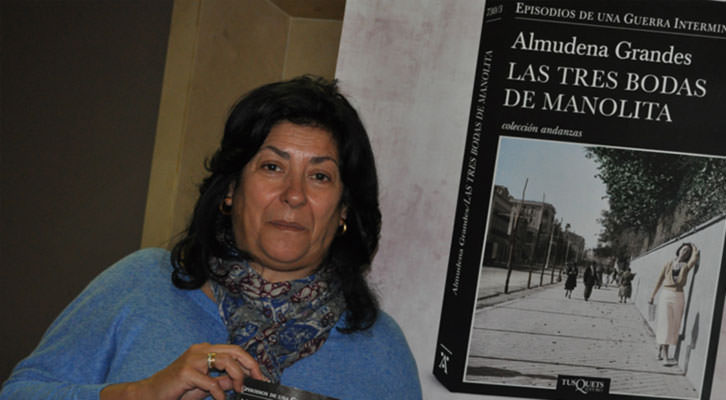 Almudena Grandes, junto al cartel de la portada de su último libro. Imagen cortesía de la autora.