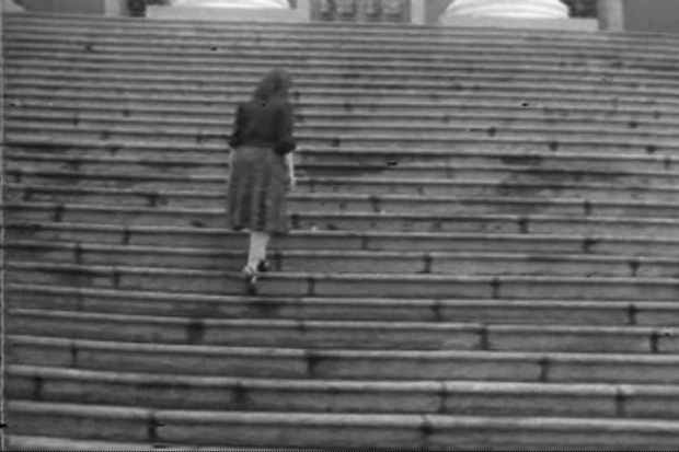 Anna Bella Geiger, "Passagens" (frame del primer vídeo que realizó en 1974). Imagen cortesía de la galería. 