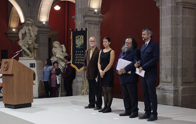 Presentación de la Primera Bienal Universitaria de México DF en la Academia San Carlos. Centro Yuriko Estevez y Daniel Manzano con los portavoces del Jurado Nelson Herrera (izquierda) y Vicente Chambó (derecha) antes de realizar la entrevista.