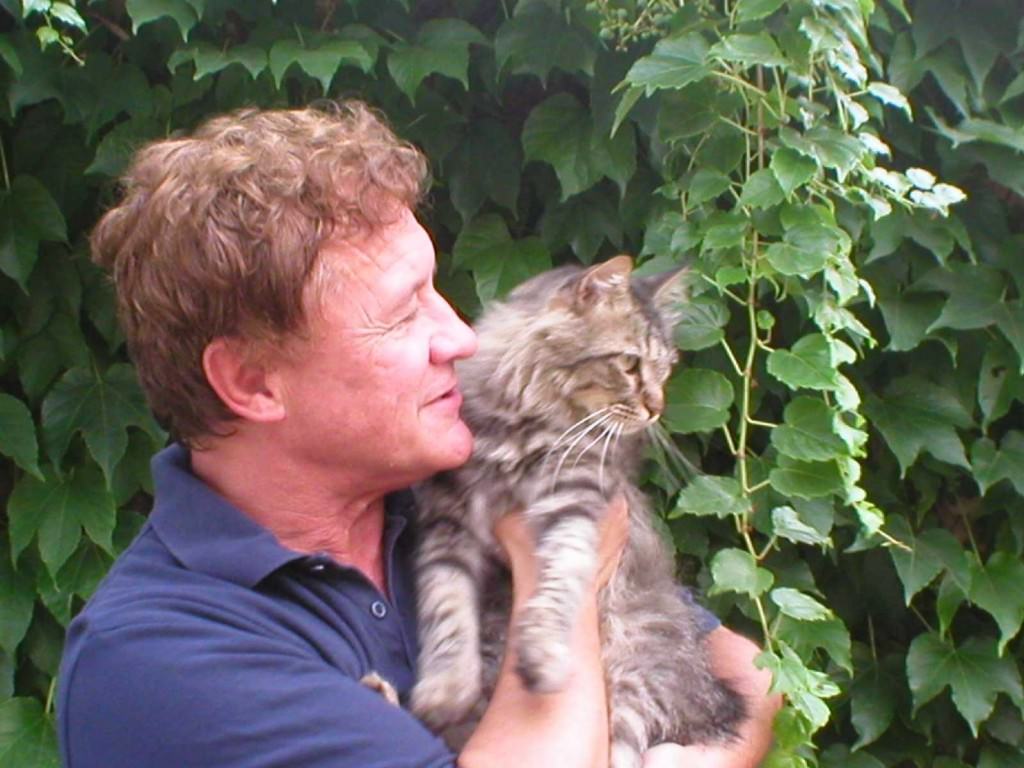 Vicente Muñoz Puelles con su gato. Imagen cortesía de Editorial Anaya y del autor.