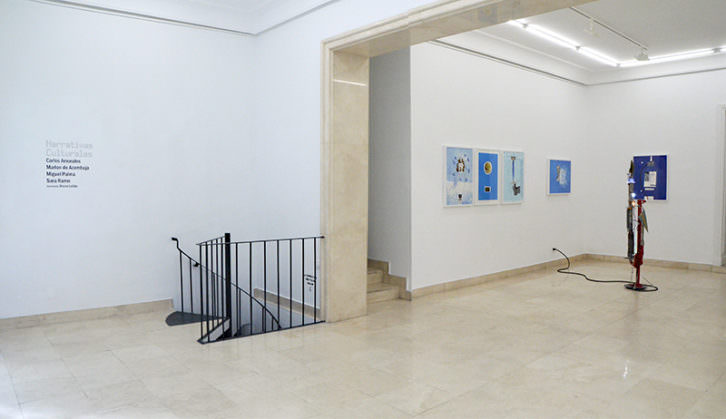 Fotografía de una salas de la Galería Paula Alonso en las que se recoge la muestra expositiva "Narrativas Culturales". Imagen cortesía de la galería.