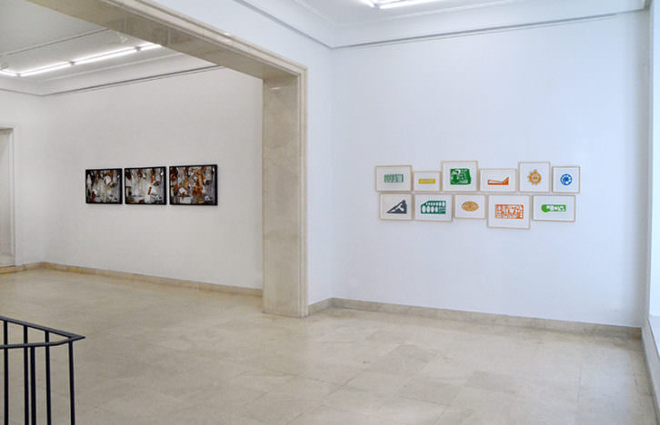 Fotografía de una salas de la Galería Paula Alonso en las que se recoge la muestra expositiva "Narrativas Culturales". Imagen cortesía de la galería. 