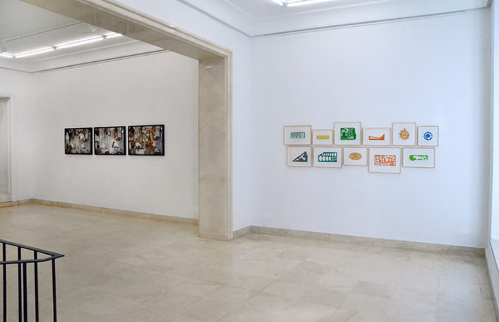 Fotografía de una salas de la Galería Paula Alonso en las que se recoge la muestra expositiva "Narrativas Culturales". Imagen cortesía de la galería.