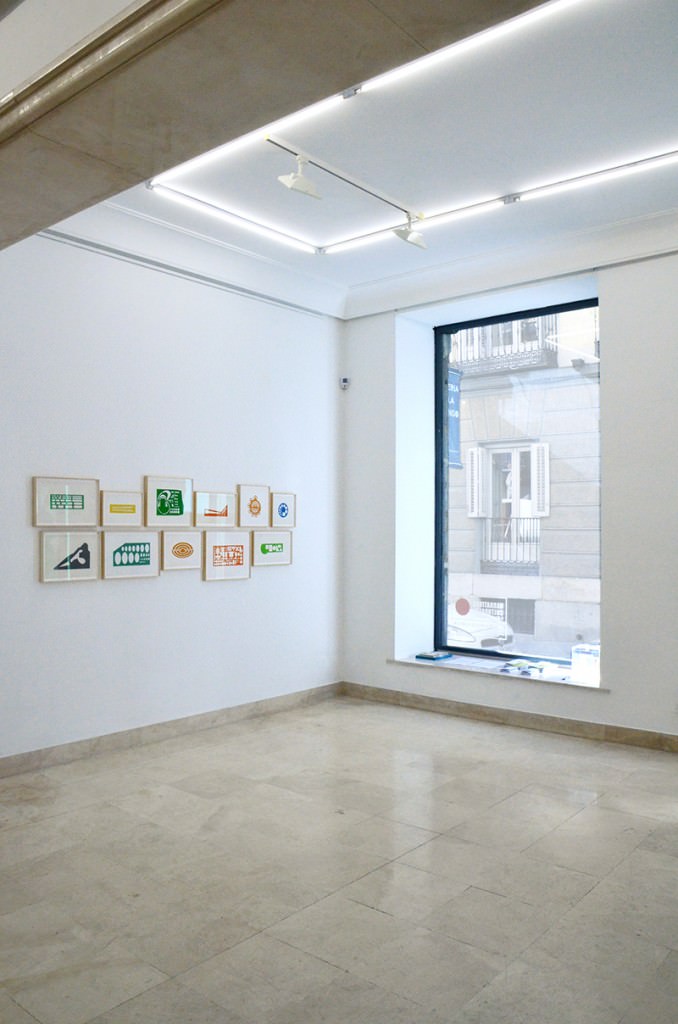 Fotografía de una salas de la Galería Paula Alonso en las que se recoge la muestra expositiva "Narrativas Culturales". Imagen cortesía de la galería. 