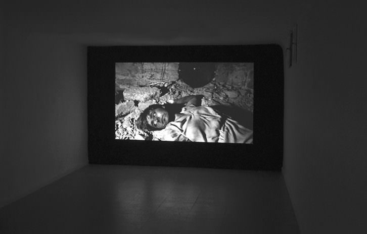 Fotografía de una de las salas de la Galería Paula Alonso en la que vemos una obra de Carlos Amorales. Imagen cortesía de la galería.