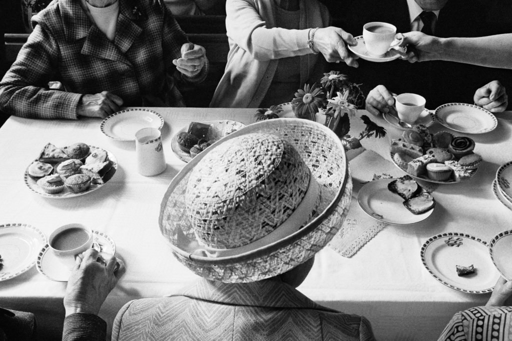 Té del Aniversario, capilla metodista de Boulderclough/. 1975-1980. © Martin Parr / Magnum Photos 