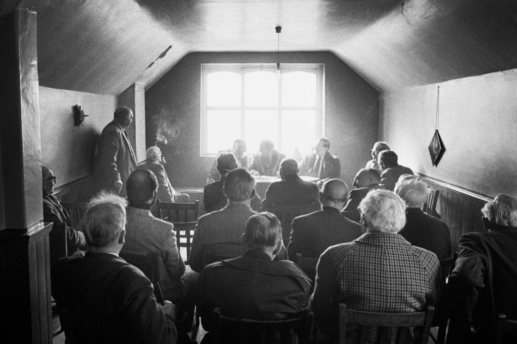 El Antiguo Orden de los Maridos Calzonazos, asamblea general anual. Lunes de Pasqua, capilla de Nazebottom/ 1975-1980 © Martin Parr / Magnum Photos