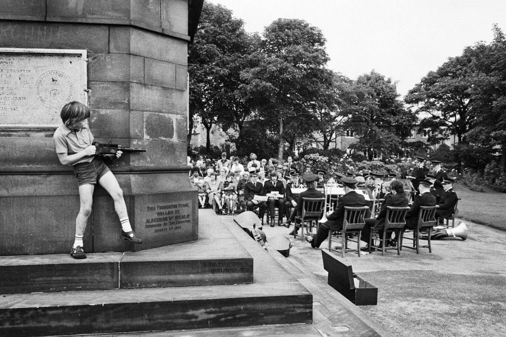 Tres capillas de la zona se reunen para celebrar una ceremonia al aire libre/ West Vale Park, Halifax. 1975-1980. © Martin Parr / Magnum Photos 