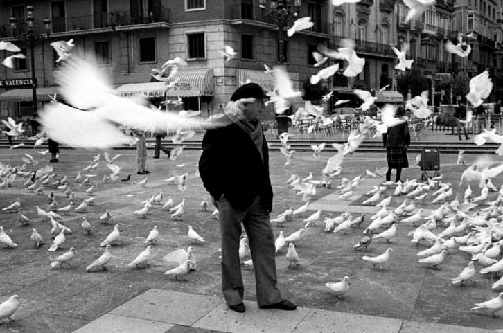 Rafael  Alberti en la plaza de la Virgen de Valencia. Fotografía de Manuel Molines. Imagen cortesía de la organización de PhotOn Festival.