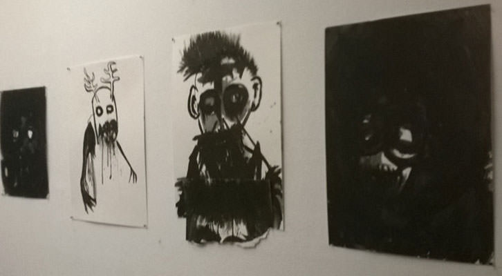 Obras de Pablo Bellot, en la exposición 'No sé qué pasa que lo veo todo negro' en Casa Bardín. Imagen cortesía de la comisaría Irene Ballester.