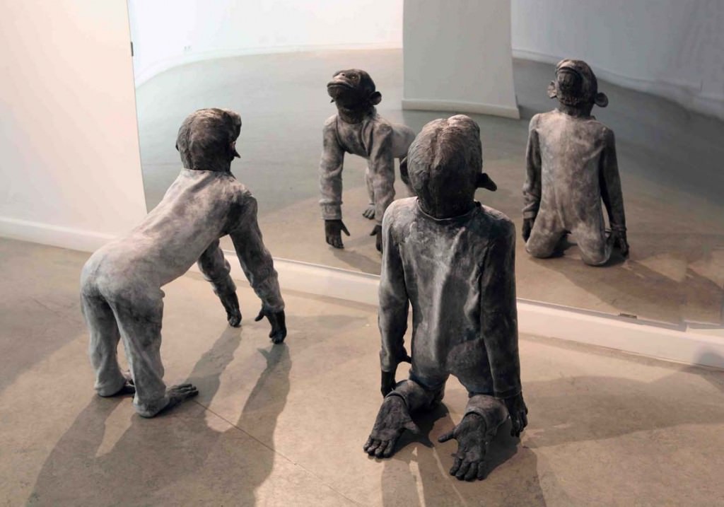 José Cobo, “El Espectador” (esculturas de resina de epoxi marrón. 2014). Imagen cortesía de la Galería Juan Silió. 