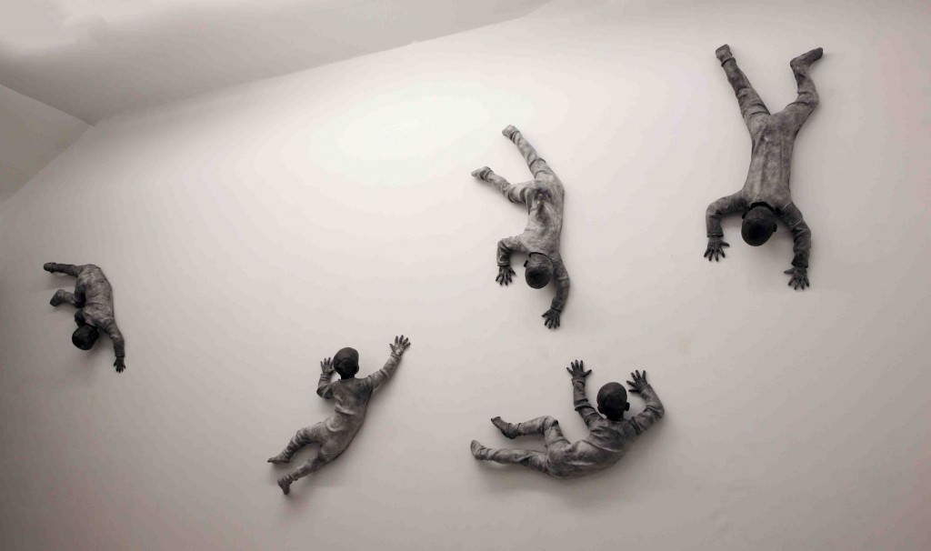 José Cobo, “El Espectador” (esculturas de resina de epoxi marrón. 2014). Imagen cortesía de la Galería Juan Silió.
