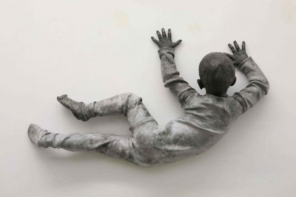 José Cobo, “El Espectador” (esculturas de resina de epoxi marrón. 2014). Imagen cortesía de la Galería Juan Silió.