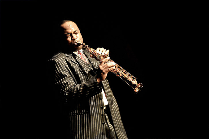 El saxofonista James Carter. Fotografía: David Sinclair. Por cortesía de Jimmy Glass Jazz Bar.