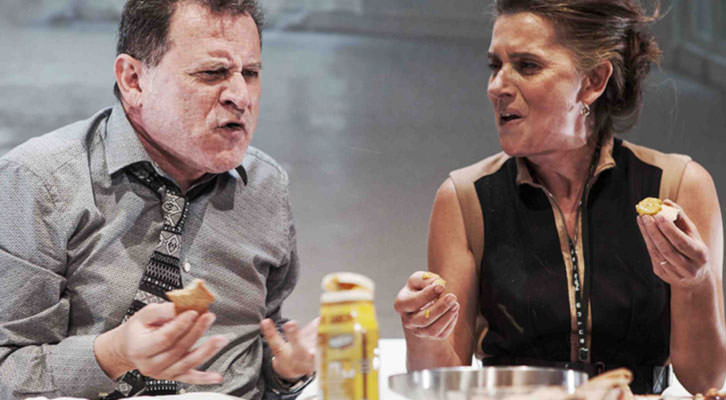 Rafael Calatayud y Victoria Salvador en una escena de 'Una hora y media de retraso'. Imagen cortesía de Teatre Talia.