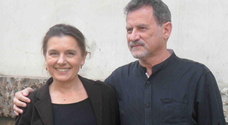 Victoria Salvador y Rafael Calatayud, en el exterior del Teatre Talia, poco antes de la presentación de 'Una hora y media de retraso'.