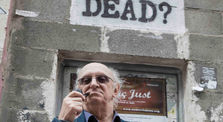 Petros Márkaris, posando en el barrio de Ruzafa en Valencia. Fotografía: Santiago Carrión.