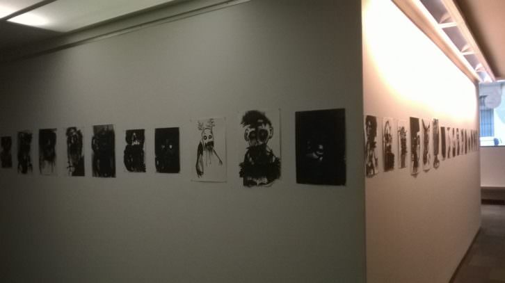 Obras de Pablo Bellot, en la exposición 'No sé qué pasa que lo veo todo negro'. Imagen cortesía de la comisaria Irene Ballester.