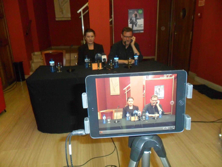 Victoria Salvador y Rafael Calatayud, en la presentación de 'Una hora y media de retraso' en el Teatre Talia.