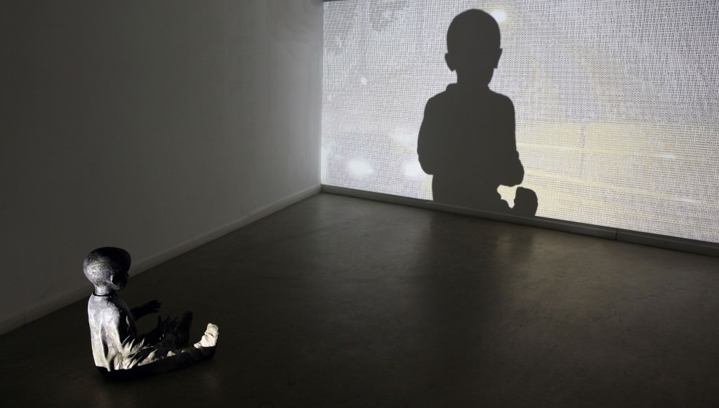 José Cobo, “El Espectador” (esculturas de resina de epoxi marrón. 2014). Imagen cortesía de la Galería Juan Silió.