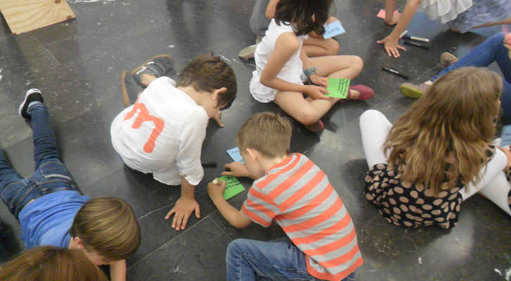 Niños en el taller organizado por la galería Luis Adelantado, bajo dirección de Olga Adelantado y comisariado de Isabel Puig.