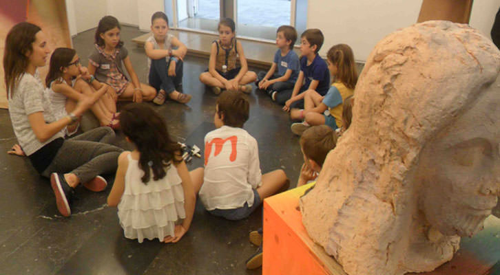 Isabel Puig en un momento del taller para niños en la galería Luis Adelantado.