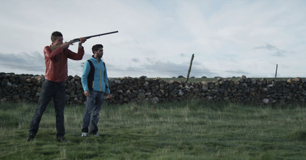 Juanlu Sevillano (con escopeta) y Víctor García en una secuencia de 'Ártico', de Gabriel Velázquez, película que inaugura el festival Cinema Jove.