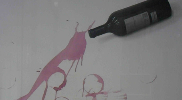 Obra de Toni Durá en 'Nosotros lo contamos con vino'. Espacio 40.