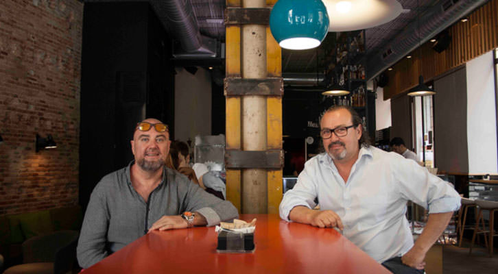 Alberto Adsuara (izquierda) y Carlos Romero, director de producción y coordinador, respectivamente, de Visual Talent, en los Desayunos Makma de Lotelito. Fotografía: Gala Font de Mora.