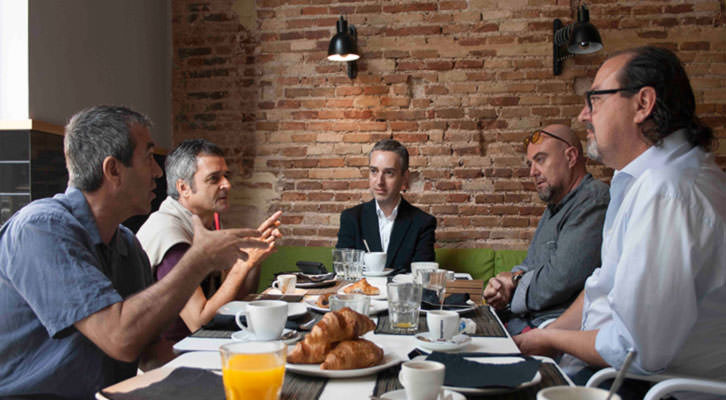 De izquierda a derecha, Salva Torres, Vicente Chambó, José Luis Pérez Pont, Alberto Adsuara y Carlos Romero, durante los Desayunos Makma en Lotelito. Fotografía: Gala Font de Mora.