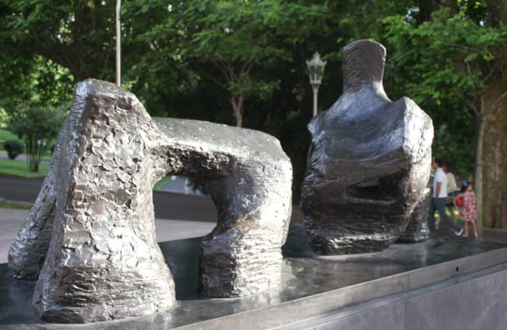 'Figura reclinada en dos piezas, número 2', escultura de Henry Moore en el Parque de Doña Casilda en Bilbao. Foto: Pilar Torres.