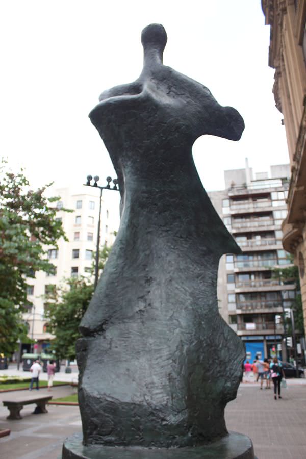 'Gran figura de pie: filo de cuchillo', escultura de Henry Moore en el Parque de Doña Casilda en Bilbao. Fotografía: Pilar Torres