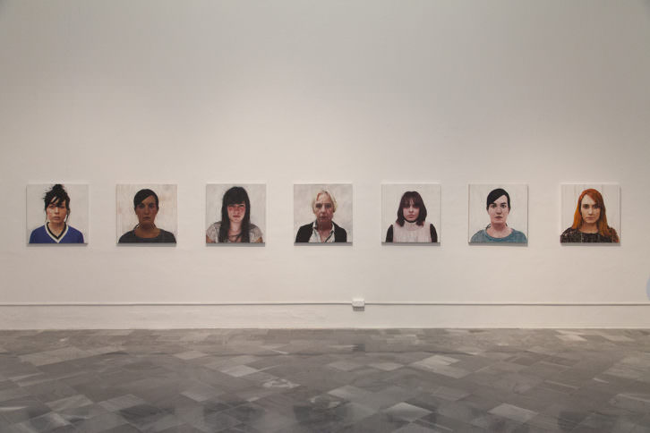 Vista de sala con la obra de Enrique Zabala en Ver visiones. Foto: Nacho López. Imagen cotesía del artista y Galería Rosa Santos.