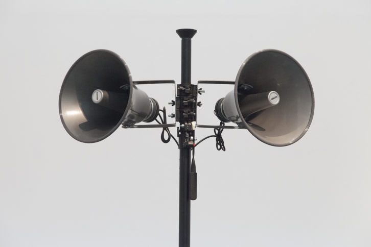 Oswaldo Maciá. Something going on above my head, 1999-2010. Escultura sonora, monocanal: altavoces, trípode, amplificador, tarima, cable, ipod, impresión digital de pigmentos (48 x 56 cm). Foto Nacho López. Imagen cortesía del artista y EspaiVisor.