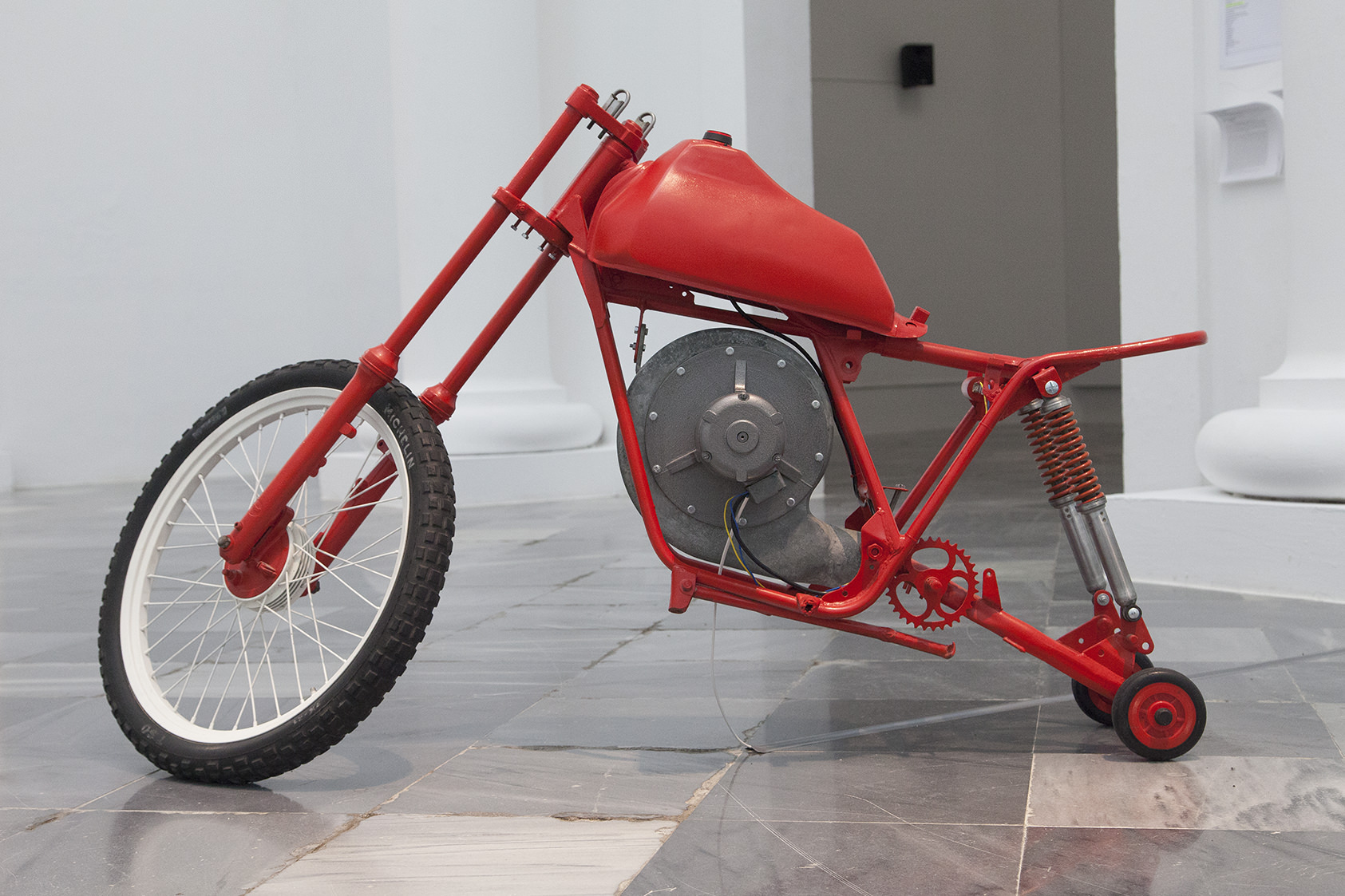Bimotor. Turbo cabra rampante, 2011 Hierro, esmalte, vinilo adhesivo y motor / 99 x 37 x 172,5 cm. Foto: Nacho López. Imagen cortesía de los artistas y Galería Aural.