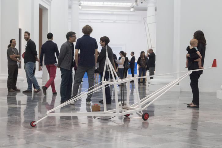 Bimotor. Estrella polar, 2011 Hierro, aluminio, madera, esmalte y motor. 124 x 51 x 378 cm. Foto: Nacho López. Imagen cortesía de los artistas y Galería Aural.