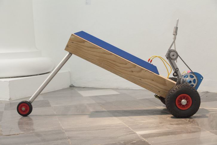 Bimotor. Trax R3. 2010 Hierro, aluminio, madera, acrílico y motor / 65 x 51 x 144 cm. Foto: Nacho López. Imagen cortesía de los artistas y Galería Aural.