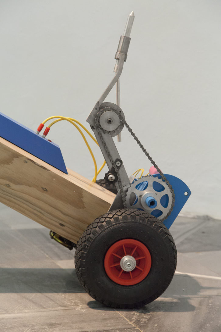 Bimotor. Trax R3. 2010 Hierro, aluminio, madera, acrílico y motor / 65 x 51 x 144 cm. (detalle). Foto: Nacho López. Imagen cortesía de los artistas y Galería Aural.