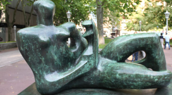 'Madre e hijo reclinados', escultura de Henry Moore expuesta en los aledaños del Museo de Bellas Artes de Bilbao. Fotografía: Pilar Torres.