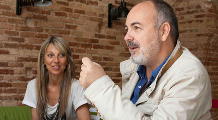 Rafael Maluenda, director de Cinema Jove, junto a Eva Montesinos, responsable de comunicación del festival, en un momento de los Desayunos Makma en Lotelito. Foto: Gala Font de Mora.