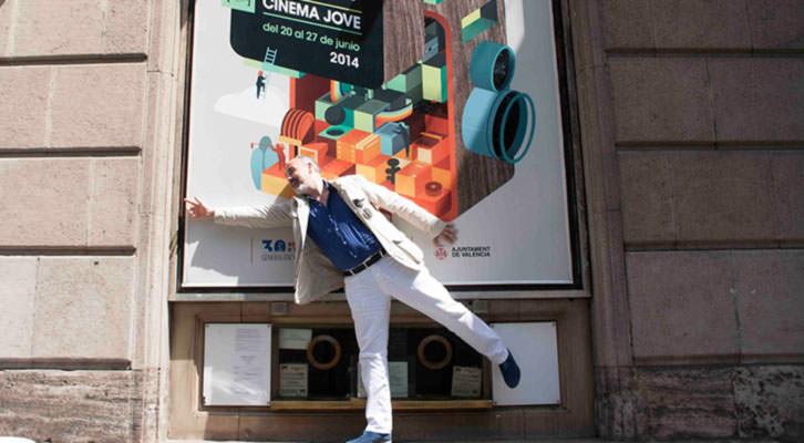 Rafael Maluenda, haciendo equilibrios para sacar adelante el festival, delante del cartel de Cinema Jove en el Teatro Principal. Foto: Gala Font de Mora.