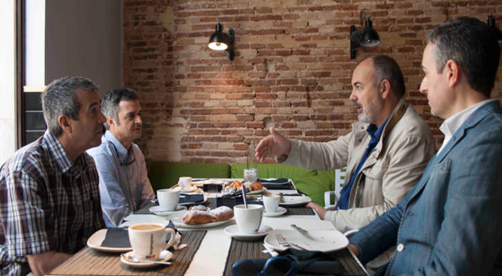 De izquierda a derecha, Salva Torres, Vicente Chambó, Rafael Maluenda y José Luis Pérez Pont, en un momento de los Desayunos Makma en Lotelito. Foto: Gala Font de Mora.