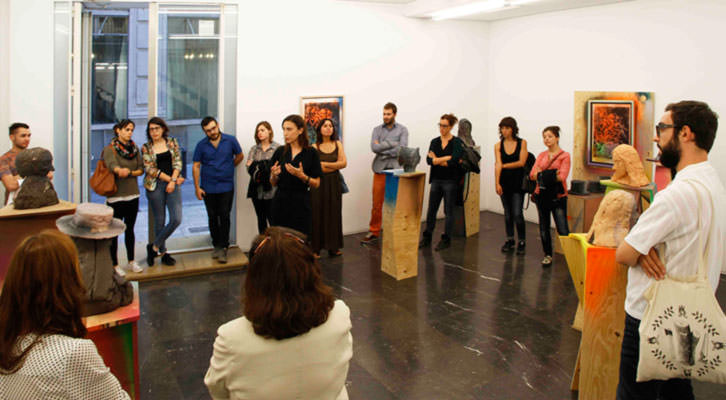 Isabel Puig, en un momento de la visita guiada por las exposiciones de Folkert de Jong y Delphine Courtillot en la galería Luis Adelantado.