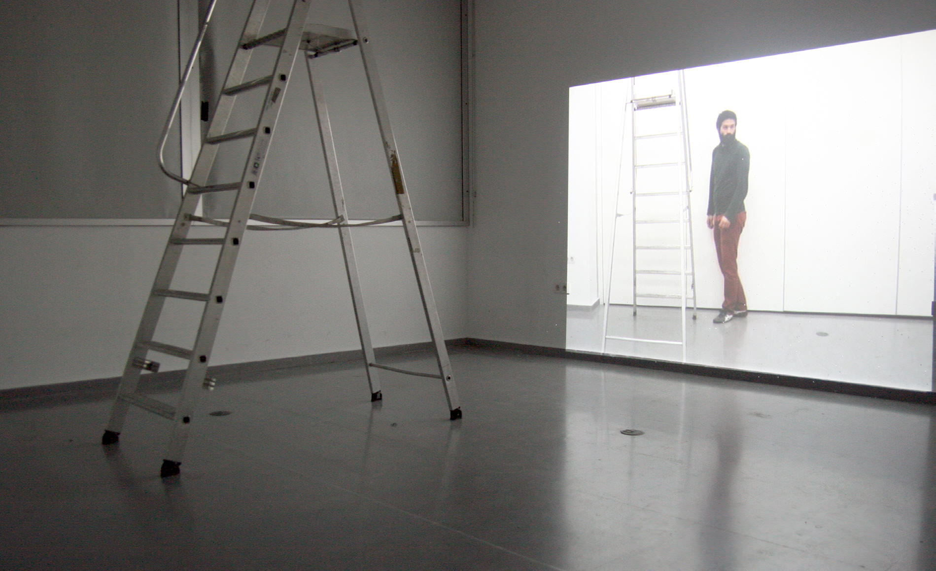 Aris Spentsas. Háblame, 2013. Instalación audiovisual monocanal. Escalera, video proyección y auriculares. Imagen cortesía del artista.