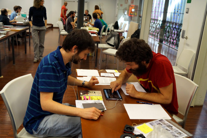 Javier Martín-Jiménez con una participante en la segunda jornada de Art Dating2. Foto: Enric Mestre. Imagen cortesía de AVVAC.