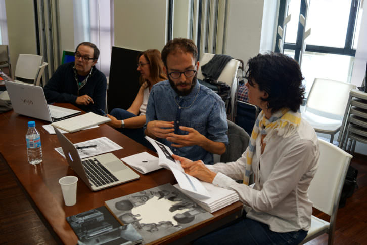 Miguel Benlloch y Ángela Molina Climent con participantes en la segunda jornada de Art Dating2. Foto: Enric Mestre. Imagen cortesía de AVVAC.